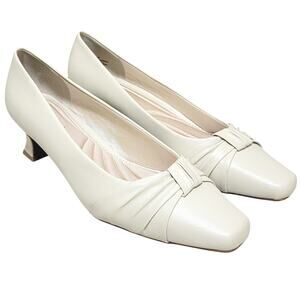 Easy Street Women Waive Ruffled Pump Heels Size US 5.5M Bone White Faux Leather